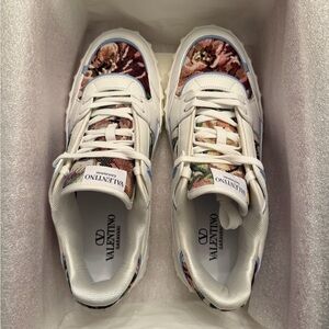 Valentino Men‘s Freedots Low-Top Sneaker In Calfskin And Fabric